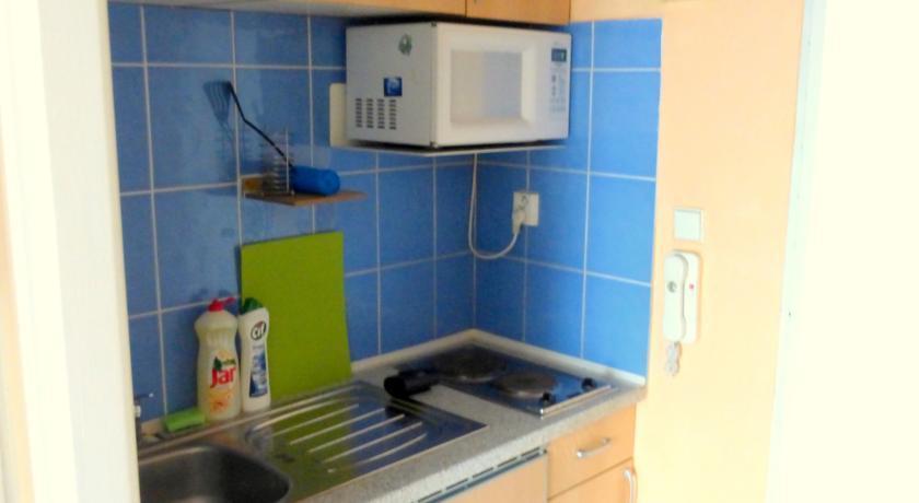 Luxury Family Hotel Royal Palace Praga Zewnętrze zdjęcie A microwave oven in a kitchen
