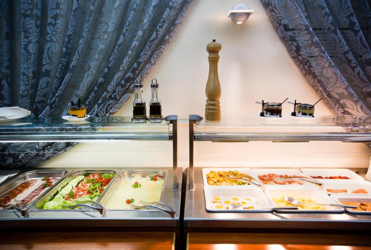 Luxury Family Hotel Royal Palace Praga Zewnętrze zdjęcie A salad bar