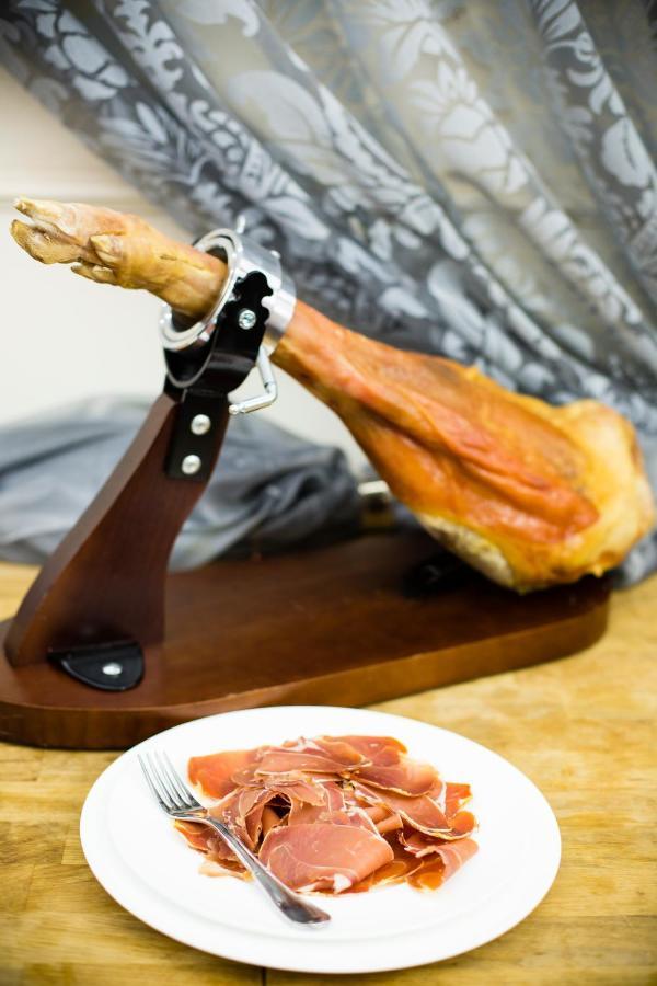 Luxury Family Hotel Royal Palace Praga Zewnętrze zdjęcie Jamón Ibérico