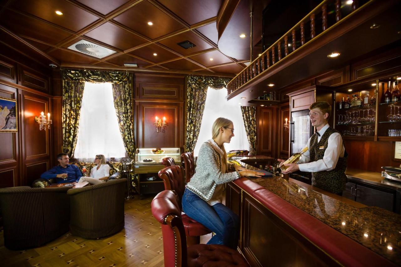 Luxury Family Hotel Royal Palace Praga Zewnętrze zdjęcie The bar