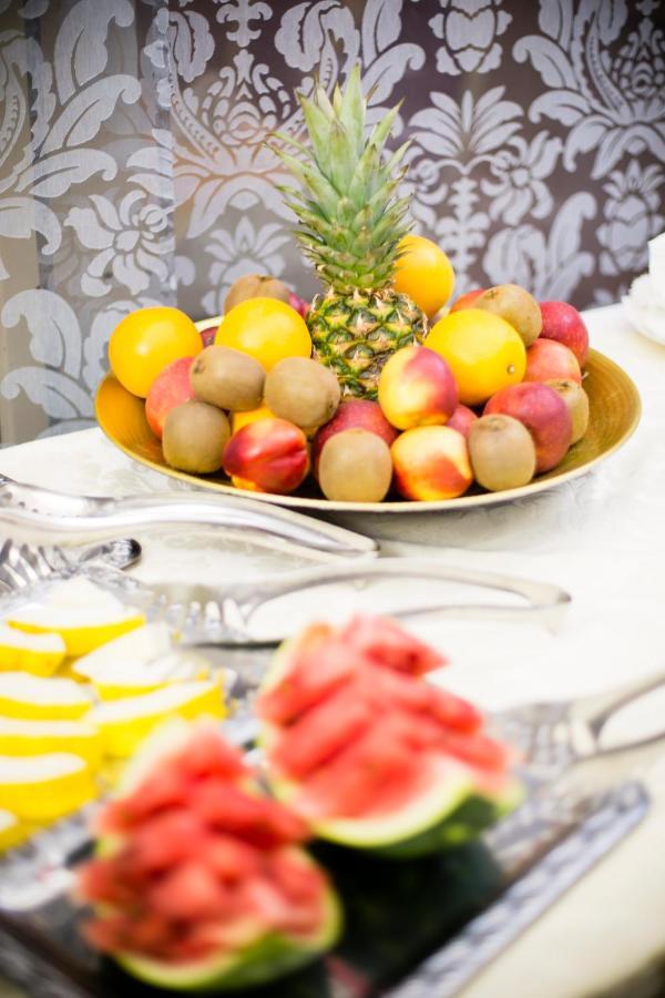Luxury Family Hotel Royal Palace Praga Zewnętrze zdjęcie Fruit salad