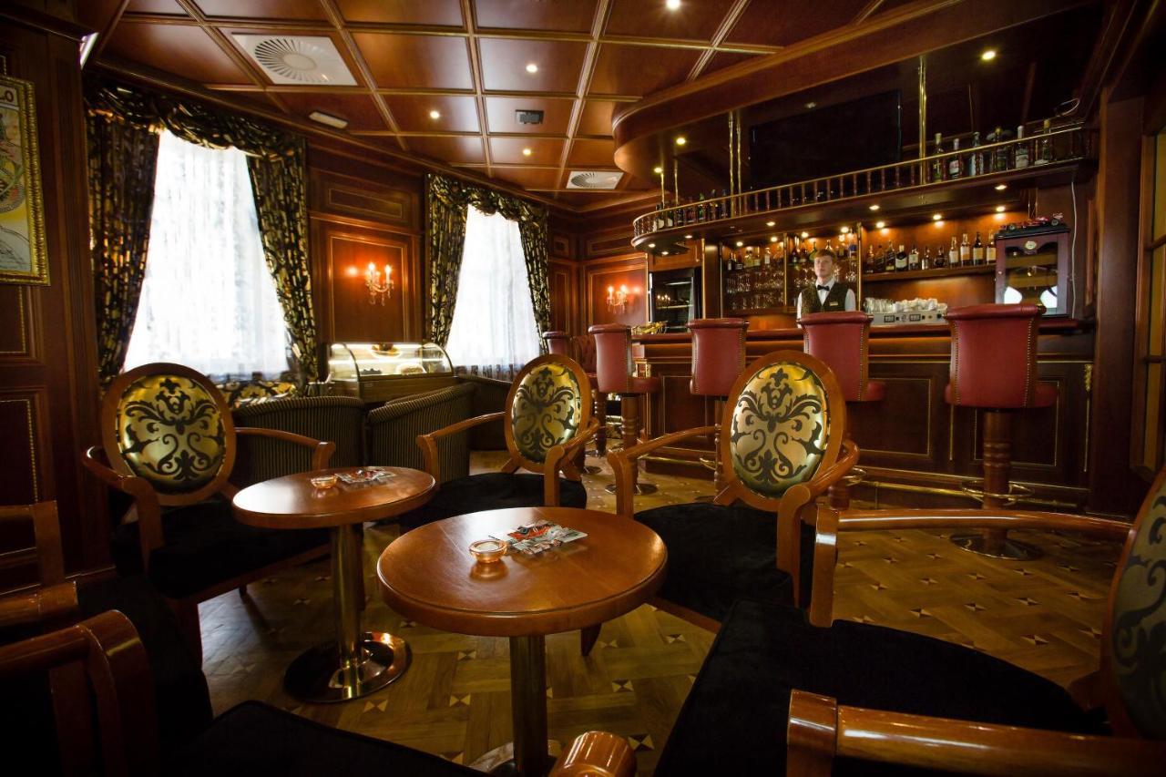 Luxury Family Hotel Royal Palace Praga Zewnętrze zdjęcie The bar