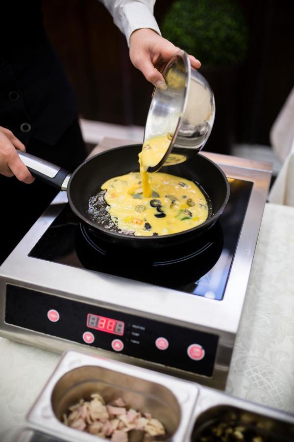 Luxury Family Hotel Royal Palace Praga Zewnętrze zdjęcie Induction cooking