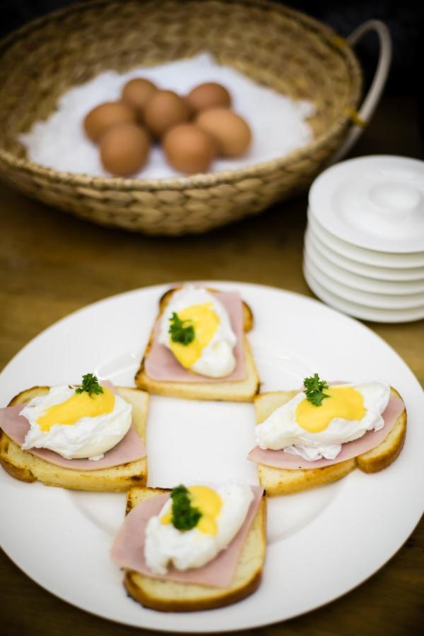 Luxury Family Hotel Royal Palace Praga Zewnętrze zdjęcie Ham and egg on toast
