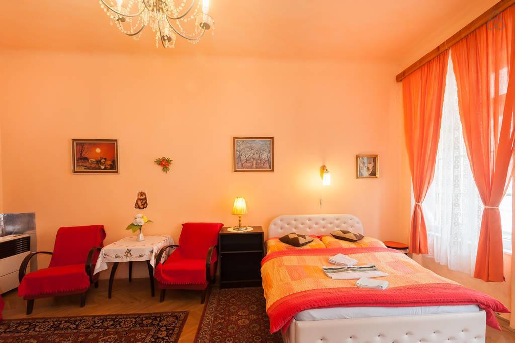 Luxury Family Hotel Royal Palace Praga Zewnętrze zdjęcie A typical hotel room