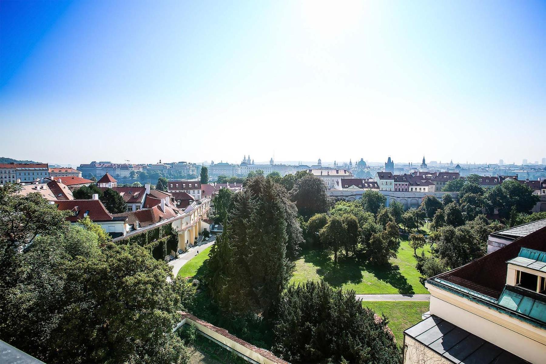 Luxury Family Hotel Royal Palace Praga Zewnętrze zdjęcie View of the park