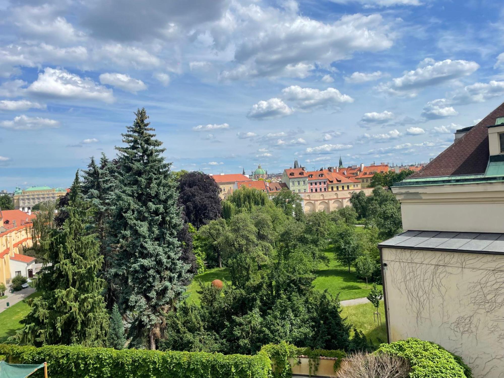 Luxury Family Hotel Royal Palace Praga Zewnętrze zdjęcie View of the park