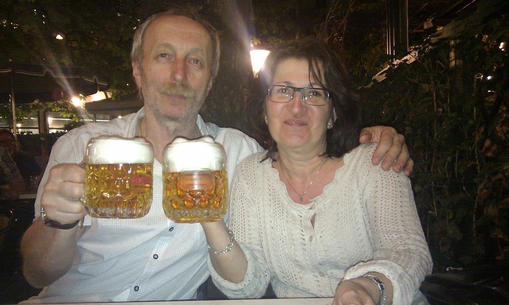 Luxury Family Hotel Royal Palace Praga Zewnętrze zdjęcie A German couple drinking beer