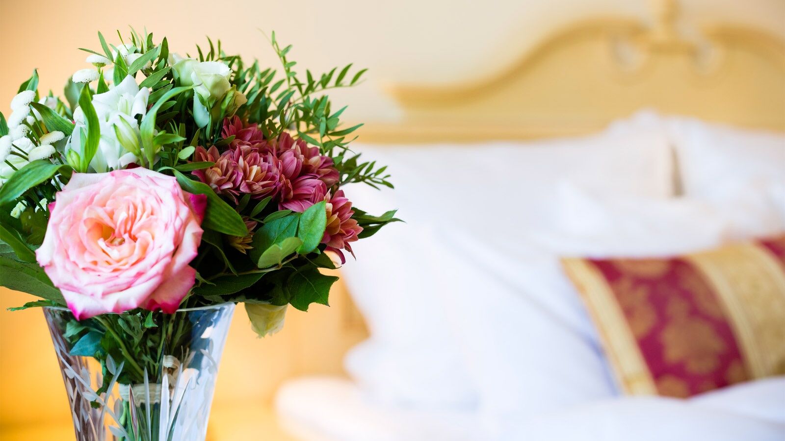 Luxury Family Hotel Royal Palace Praga Pokój zdjęcie A bouquet of flowers
