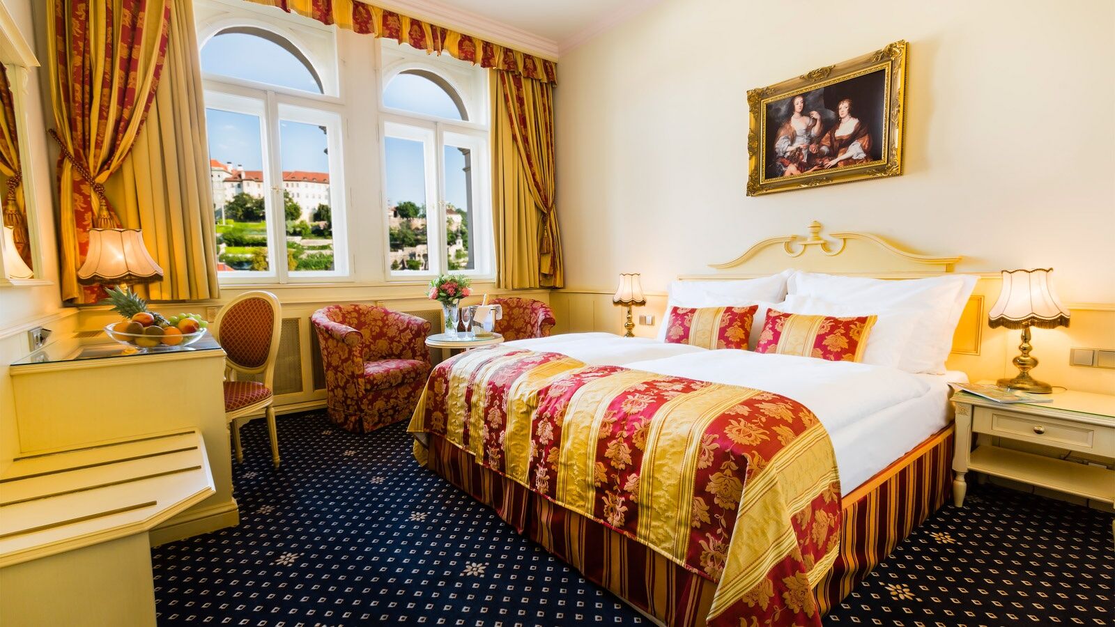 Luxury Family Hotel Royal Palace Praga Pokój zdjęcie A room at the hotel