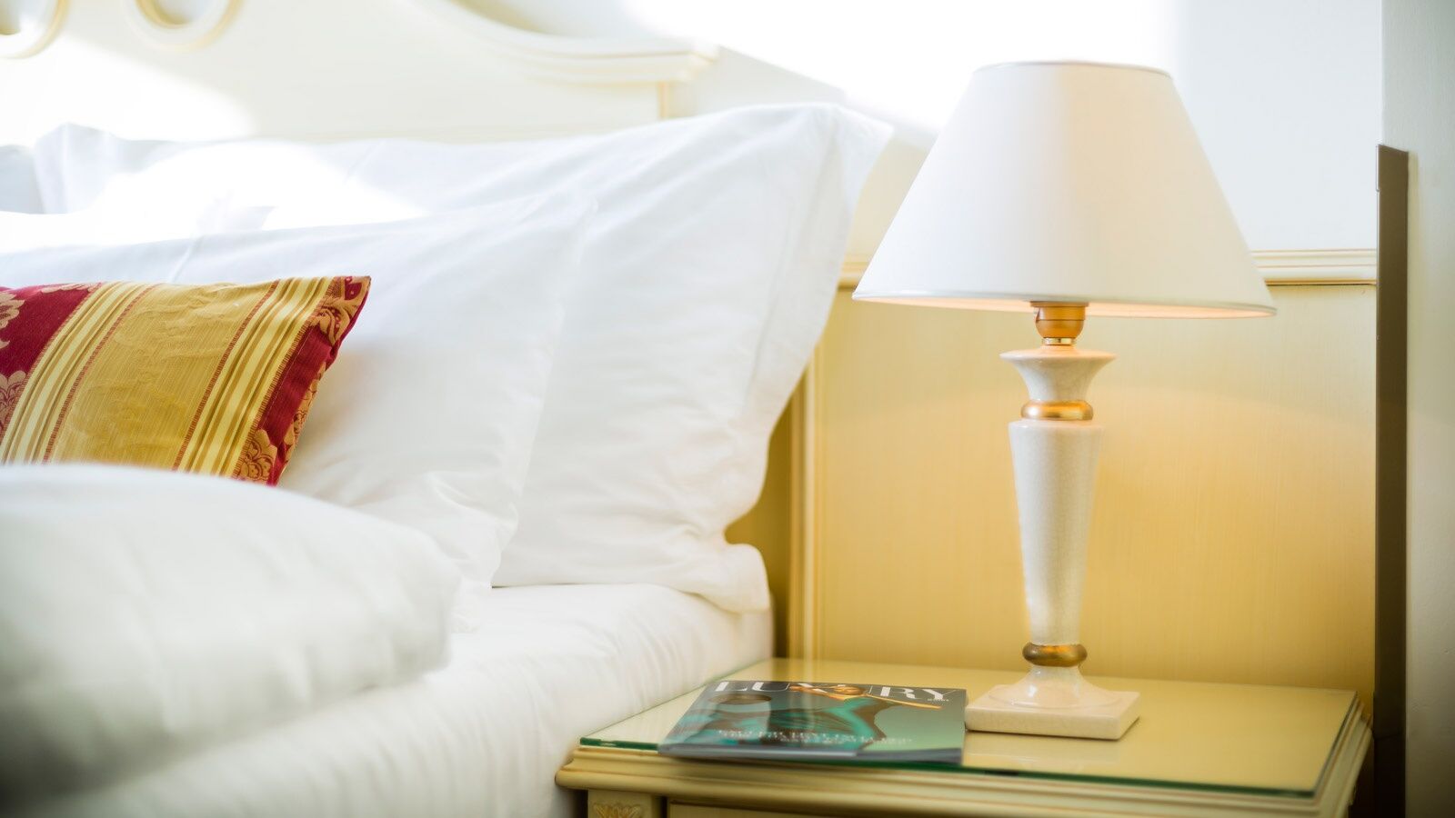 Luxury Family Hotel Royal Palace Praga Pokój zdjęcie A bedside lamp