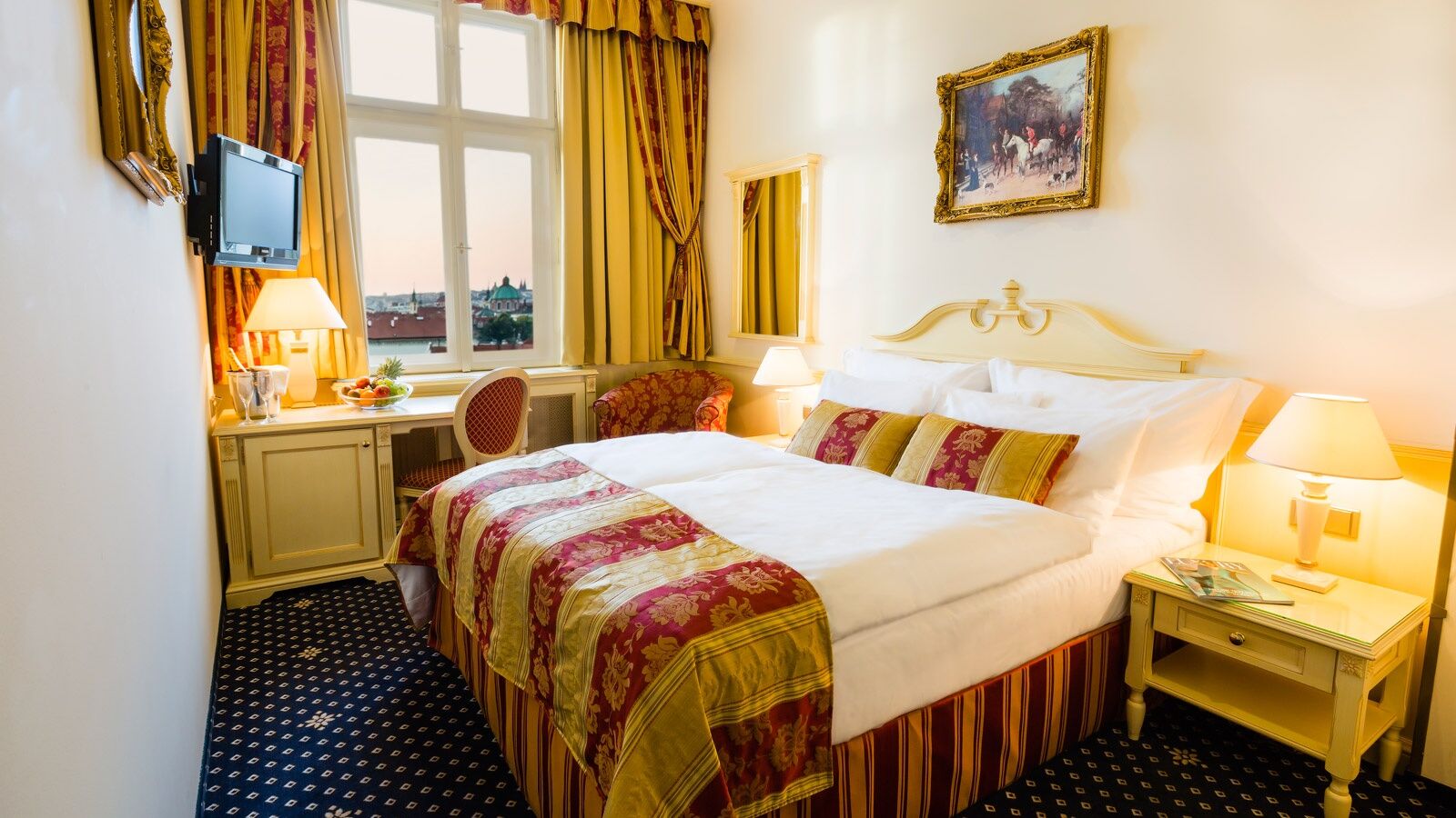 Luxury Family Hotel Royal Palace Praga Pokój zdjęcie A room at the hotel