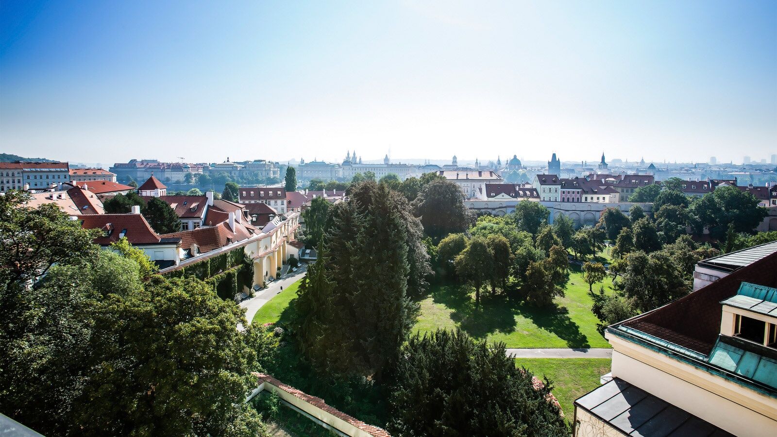 Luxury Family Hotel Royal Palace Praga Zewnętrze zdjęcie View of the park