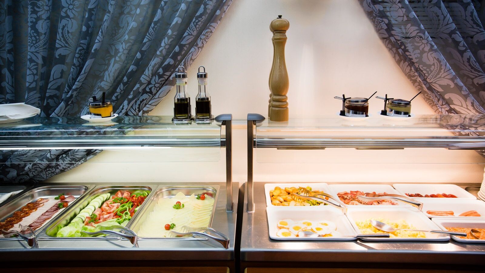 Luxury Family Hotel Royal Palace Praga Restauracja zdjęcie A salad bar