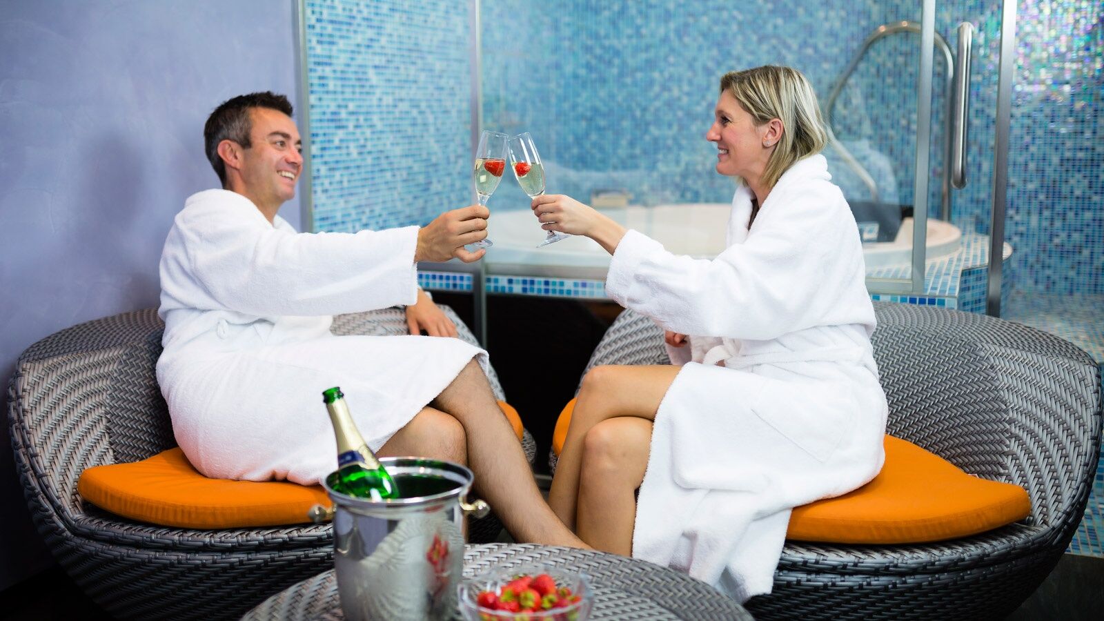 Luxury Family Hotel Royal Palace Praga Udogodnienia zdjęcie A couple wearing bathrobes